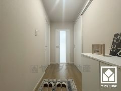 シンプルで洗練された玄関スペース。帰るたびにホッとできる、心地よい住まいの入り口。