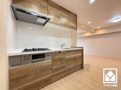 毎日の料理がもっとスムーズに。便利な3口コンロ付きキッチン。調理に手間がかかりがちな肉や魚を、短時間でサッと焼き上げることができるグリル付き。