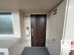 シンプルで洗練された玄関デザイン。帰るたびにホッとできる、心地よい住まいの入り口。