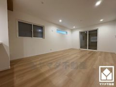 心地よい空間が広がるリビングで、家族みんなが快適に過ごせる時間を提供。