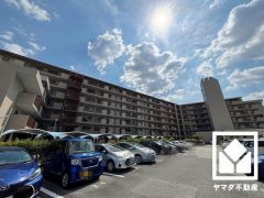 キッチンは空間を有効活用できる壁付けタイプ。