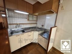 キッチンは空間を有効活用できる壁付けタイプ。L型なので作業動線が最短距離で効率良く動けます。コーナー部分の作業スペースをより広く確保できているのも魅力です。