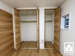 クローゼットは奥行きがあるので、収納力も申し分ありません。