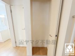 1階ホールにも収納があり、住空間を広々お使いいただけます。