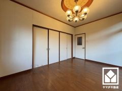 おしゃれなインテリアが映えるデザイン性の高い洋室で、リラックスしたひとときを過ごせます。