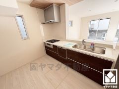 カウンターキッチンなので配膳や片付けがしやすく、お料理中でもお子様の様子が分かって安心です。キッチン横には窓がございますので、昼間は手元が明るく、お料理がはかどります。