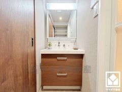 収納付きでスッキリお使い頂ける3面鏡の洗面台です。洗面ボウルが広めなので、忙しい朝でも身支度がしやすく時短になります。