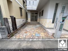 駐車スペース確保。玄関のそばで荷物の上げ下ろしができるので便利です。