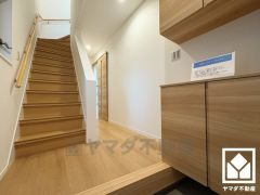 シンプルで洗練された玄関スペース。帰るたびにホッとできる、心地よい住まいの入り口。