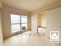 バルコニーにつながるお部屋で、通風・陽当たり良好。