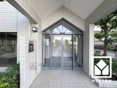 敷地北側にサブエントランスがございます。綺麗に整備されており、帰宅時や来客時にも気持ちの良い空間です。