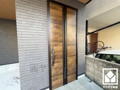 洗練された玄関デザイン。帰るたびにホッとできる、心地よい住まいの入り口。