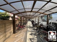 浴室暖房乾燥機付き。真冬の寒い浴室を暖かく、また雨の日の洗濯物の乾燥にと多用途に活躍する機能です。