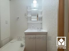 収納豊富でスッキリお使い頂ける洗面台です。洗面ボウルが広めなので、忙しい朝でも身支度がしやすく時短になります。