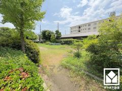 敷地に隣接してブランコや滑り台、シーソーや砂場なども設置された緑豊かな公園がございます。子育て世帯の方にもお勧めです。