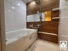 1日の疲れを癒す浴室でゆったりリフレッシュ。ナチュラルな木目調のアクセントパネルは落ち着いた雰囲気を演出してくれます。鏡が横長なので、お子様でも見やすく便利です。