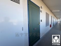 シンプルで洗練された玄関デザイン。帰るたびにホッとできる、心地よい住まいの入り口。