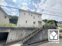 落ち着いた色合いと直線的な美しさが調和した外観。帰るたびに安心感を感じられる佇まい。