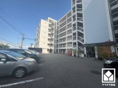 敷地内に駐車場を完備。重い荷物や雨の日の移動もスムーズで、快適なカーライフを実現。来客用駐車場もございます。ご友人やお客様も訪れやすい環境です。