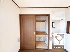 リビングや廊下にも収納スペースがあり、住空間を広々お使いいただけます。