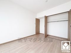 約6.8帖の洋室です。お子様のお部屋などにも丁度良い広さです。