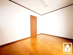 約6帖の1階洋室です。お子様のお部屋などにも丁度良い広さです。