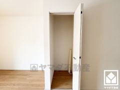 リビングにも収納スペースがあり、住空間を広々お使いいただけます。日用品のストックなどもすっきり片付きます。