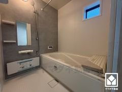 ゆったり足が伸ばせるので、毎日の疲れを癒やすバスタイムを実現。清潔感あふれる空間で、1日の疲れをリフレッシュ。