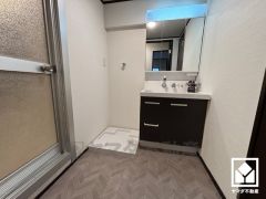 収納付きでスッキリお使い頂ける3面鏡の洗面台です。洗面ボウルが広めなので、忙しい朝でも身支度がしやすく時短になります。