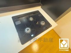 家族のごはん作りがはかどる。同時調理ができる3口コンロ付き。