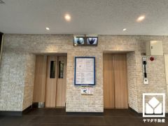 2基のエレベーターを設置し、待ち時間を短縮。快適な住まいへのアクセスをスムーズに。防犯カメラが設置されておりセキュリティにも配慮されています。
