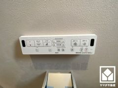 温水洗浄便座で、清潔感と快適さを両立したトイレ空間。