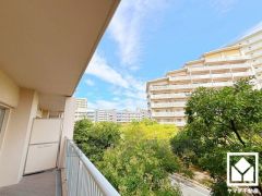 緑に囲まれたバルコニーで、陽射しを感じながら贅沢な時間を過ごすことができます。