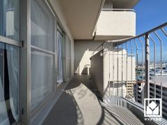 南向きバルコニーで陽当たり、風通し良好。広々としているため、お洗濯物をたっぷりと干す事ができます。