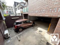 敷地内に駐車場を完備（月額16000円～18000円）。現在、駐車場に空きがございます。空き状況は変動いたしますので、詳細は弊社スタッフまでお気軽にお問い合わせください。