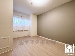 大きな窓からは明るい光が降り注ぎます。柔らかな光が差し込むお部屋で、快適で落ち着いた生活をお送りいただけます。