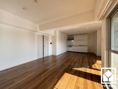 広々19.8帖のLDKが魅力。家族全員がリラックスできる、ゆったりとした快適リビングで温かい団らんの時間を。