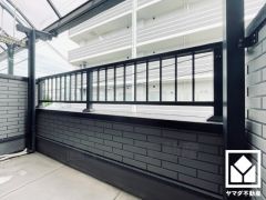 東側バルコニーのため、朝日が気持ちよく入り爽やかな一日を始められます。屋根付きなので急な雨の日も安心ですね。