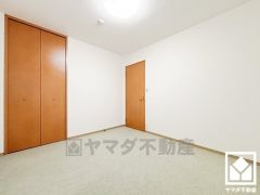 約6帖の洋室です。全居室に収納がございますので、お部屋の広さを最大限に活用できます。