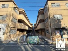 陽光に映える美しい外観。街並みに馴染みながらも、ひときわ目を引く存在感。