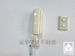 インターホンあり。来客があっても家の中で対応可能なので、防犯面で安心です。