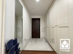 白を基調とした明るい玄関で、毎日を爽やかにスタート。広々とした開放感と清潔感あふれる空間が、訪れる人々を温かく迎えます。ベビーカーでの出入りも楽々です。