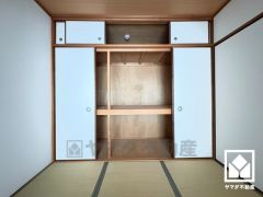 押入は奥行きがあるので、収納力も申し分ありません。