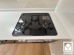 家族のごはん作りがはかどる。同時調理ができる3口コンロ付き。