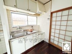キッチンは空間を有効活用できる壁付けタイプ。窓がございますので、昼間は手元が明るく、お料理がはかどります。