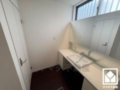 スリット窓から柔らかな光が差し込む明るい洗面化粧台です。ワイドなカウンターで、忙しい朝でも身支度がしやすく時短になります。