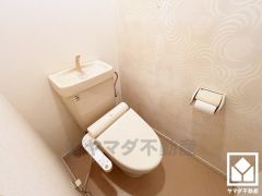 上品なアクセントクロスが魅力的なトイレ空間。機能性とセンスが融合した、居心地の良いプライベートスペースです。