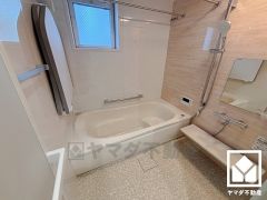 1日の疲れを癒す浴室でゆったりリフレッシュ。ナチュラルな木目調のアクセントパネルは落ち着いた雰囲気を演出してくれます。