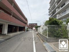 「イオンスタイル甲子園」まで徒歩10分、「ミニコープ甲子園中」まで徒歩7分など、お買い物施設が徒歩圏内に複数あり便利な住環境です。