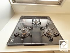 家族のごはん作りがはかどる。同時調理ができる3口コンロ付き。